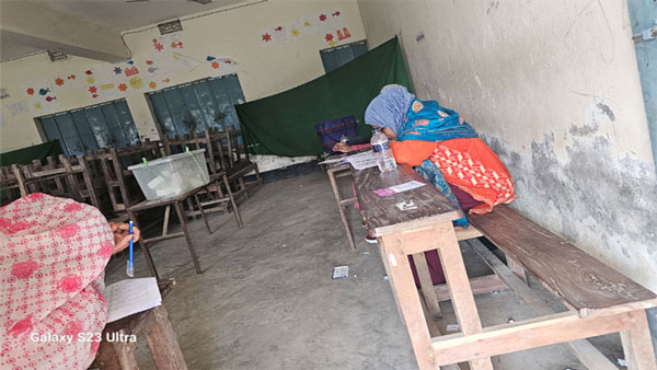 শৈলকুপা উপ-নির্বাচনে নেই উত্তাপ; ভোটার নেই তাই ঘুমিয়ে পড়েন পোলিং অফিসার!