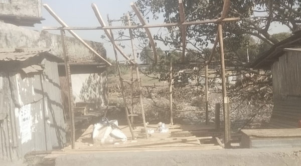তানোরে সরকারি জলাশয় বন্ধ করে ব্রীজের মুখ ঘিরে দোকানঘর নির্মাণ 