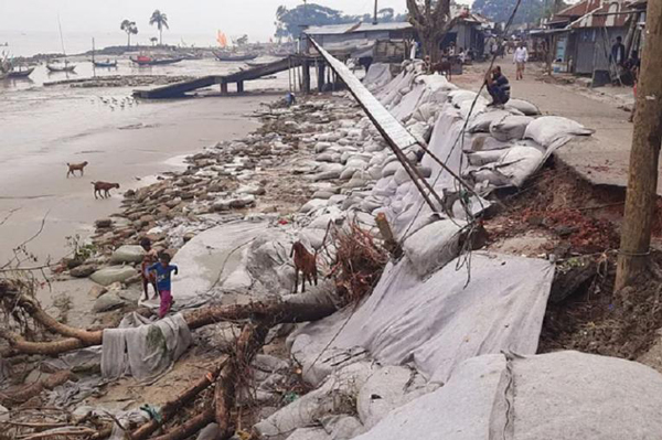 ভোলায় ১০ কিলোমিটার শহর রক্ষা বাধঁ অরক্ষিত ¯্রােতে তলিয়ে গেছে কার্গোসহ নির্মান সামগ্রী