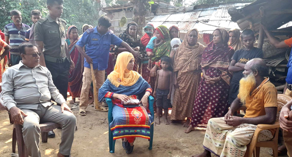 ধামইরহাটে চলাচলের রাস্তায় প্রভাবশালীর দেয়া বেড়া ভেঙ্গে দিলেন উপজেলা প্রশাসন