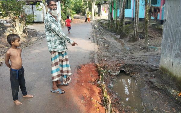 রাস্তার কাজে অনিয়ম হয়েছে কী না আপনি প্রশ্ন করার কে, নবীগঞ্জে সড়ক নির্মান কাজে অনিয়ম