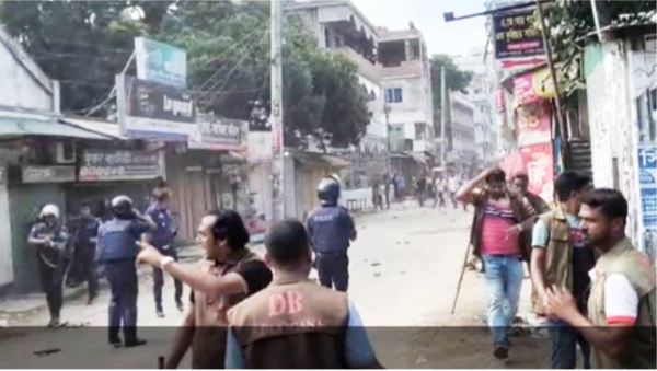 সিরাজগঞ্জে পুলিশ-কোটা  আন্দোলনকারীদের ধাওয়া পাল্টা- ধাওয়া আহত -১০