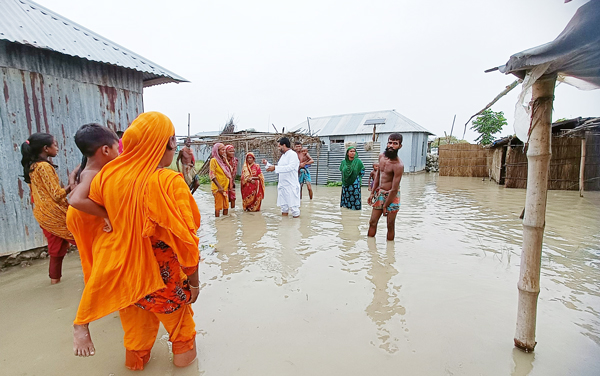 সিরাজগঞ্জে যমুনায় ধীরগতিতে কমছে পানি বাড়ছে দুর্ভোগ, পানিবন্দী এক লাখ মানুষ ও ৩০ হাজার গবাদিপশু