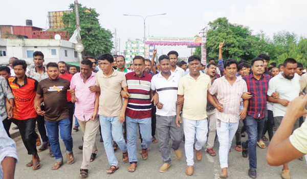 গণ হত্যার প্রতিবাদে ফুলবাড়ীতে যুব দলের বিক্ষোভ মিছিল