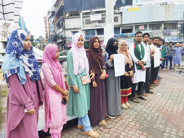 খুলনা কৃষি বিশ্ববিদ্যালয়ের রেজিস্ট্রার ও ট্রেজারারের পদত্যাগের দাবিতে শিক্ষার্থীদের বিক্ষোভ 