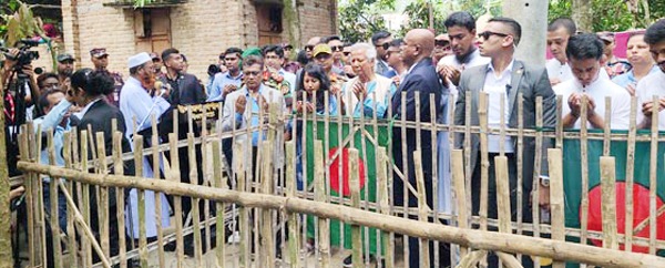 আবু সাঈদের কবর জিয়ারত করলেন ড. ইউনূস