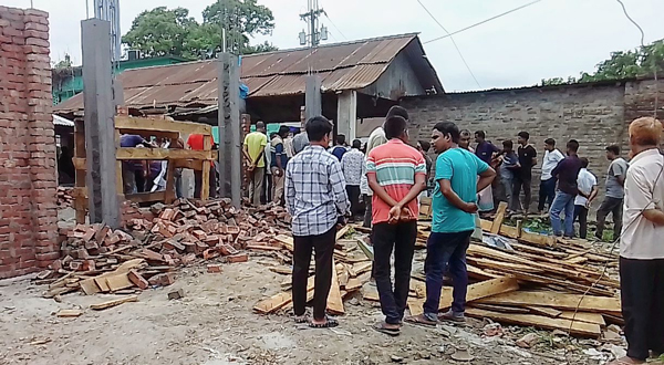 বাঘায় সরকারি জমিতে স্থায়ীঘর করায় ভেঙ্গে ফেলা হয়েছে 