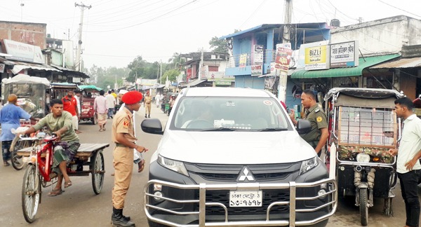 বিরলে সড়কে শৃঙ্খলা ফিরাতে শিক্ষার্থীরা কাজ করছে