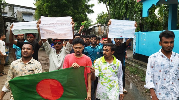 প্রত্যন্ত গ্রামেও পৌঁছেছে ছাত্রদের বৈষম্য বিরোধী আন্দোলন লালপুরের নিভৃত গ্রামে শিক্ষার্থীদের বিক্ষোভ, পাল্টা অবস্থানে আওয়ামী লীগ