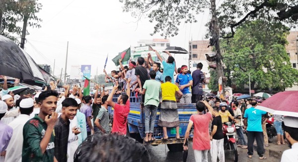 সিরাজগঞ্জে ছাত্র  জনতার উচ্ছ্বাস আনন্দ মিছিল