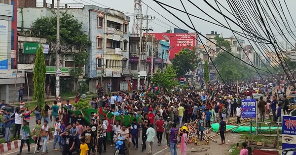 নাটোরে বিজয় মিছিল, প্রতিমন্ত্রী পলক, এমপি শিমুলের বাড়ি পুড়িয়ে দিল বিক্ষুব্ধরা