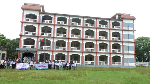 অধ্যক্ষের পদত্যাগের দাবিতে বিক্ষোভ করায় ছাত্রীদের শ্লীলতাহানি চেষ্টার অভিযোগ 