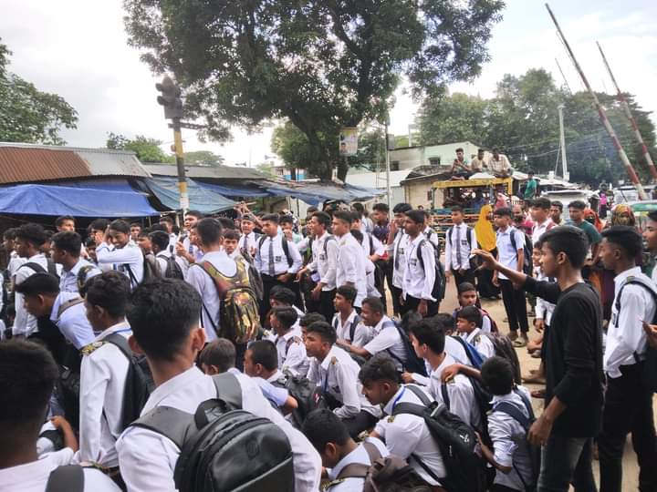 বগুড়ার কাহালু সরকারি মডেল উচ্চ বিদ্যালয়ের প্রধান শিক্ষকের পদত্যাগের দাবিতে শিক্ষার্থীদের রাস্তায় অবরোধ ও বিক্ষোভ