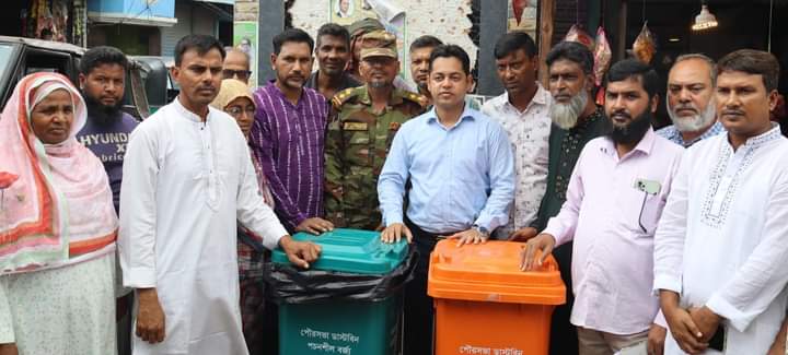 সারিয়াকান্দিতে ডাস্টবিন বিতরণের উদ্বোধন করেন পৌর প্রশাসক