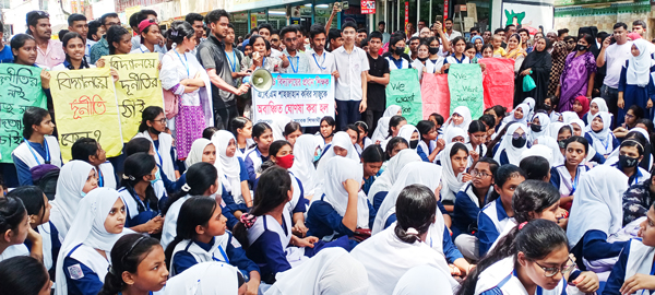 নেত্রকোণায় দত্ত উচ্চ বিদ্যালয়ের প্রধান শিক্ষকের অপসারণের দাবীতে শিক্ষার্থীদের বিক্ষোভ ও সড়ক অবরোধ 