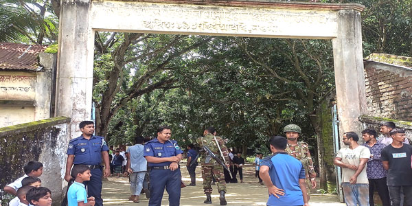 নওগাঁর সিংসাড়া স্কুল এন্ড কলেজে অধ্যক্ষের পদত্যাগের দাবীতে উত্তাল