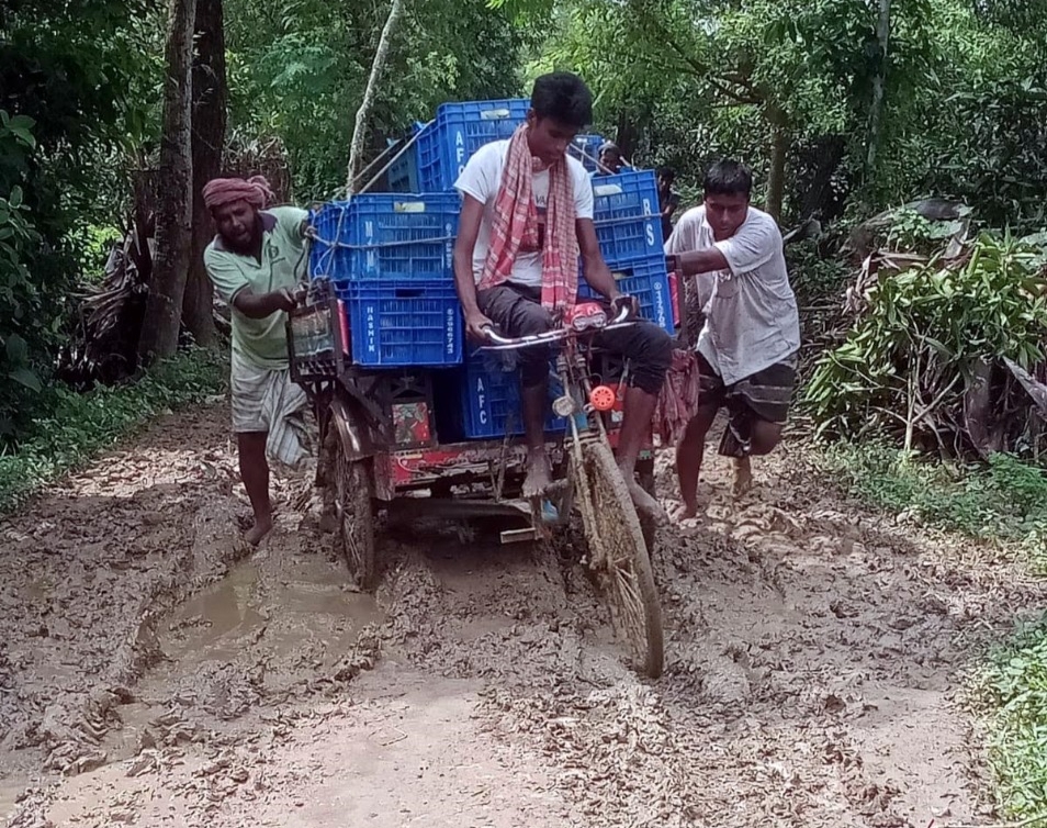 সাপাহারে গ্রামীন জনপদে কাঁচা রাস্তায় জনদুর্ভোগ চরমে