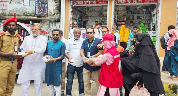 সিরাজগঞ্জে স্বেচ্ছাসেবী ‘ট্রাফিক  শিক্ষার্থীদের মাঝে খাবার বিতরণ 