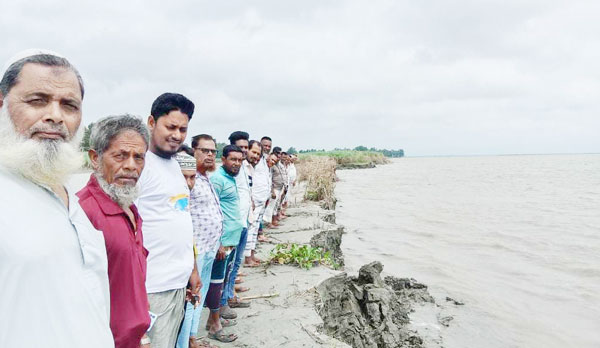 সিরাজগঞ্জে যমুনার তীব্র ভাঙ্গনরোধে ব্যবস্থা নেওয়ার দাবিতে মানববন্ধন