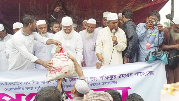 সেনবাগে বন্যর্তদের মাঝে ত্রান বিতরণ অনুষ্ঠানে ডা. শফিকুর রহমান