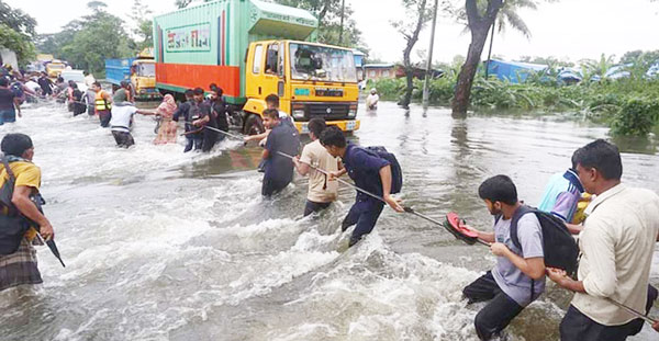 ভারীবর্ষণ এবং ভারত থেকে আসা পানিতে ভাসছে ১৩ জেলা