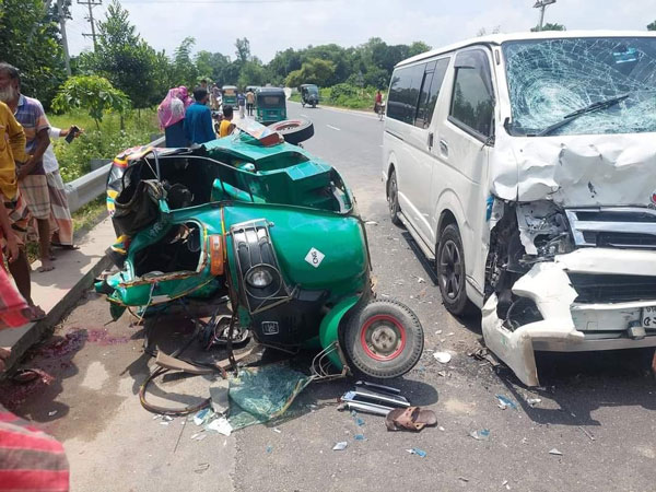 সিরাজগঞ্জে সিএনজি-মাইক্রোবাস সংঘর্ষে চালকসহ নিহত ৫