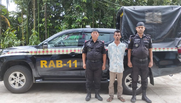 নোয়াখালীতে ৫টি আগ্নেয়াস্ত্র-গোলাবারুদসহ যুবক গ্রেপ্তার