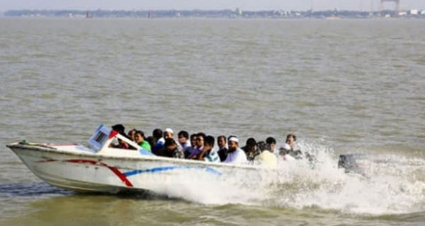 গলাচিপা-রাঙ্গাবালীতে জীবনের ঝুঁকি নিয়ে স্পীড বোটে যাত্রী পারাপার