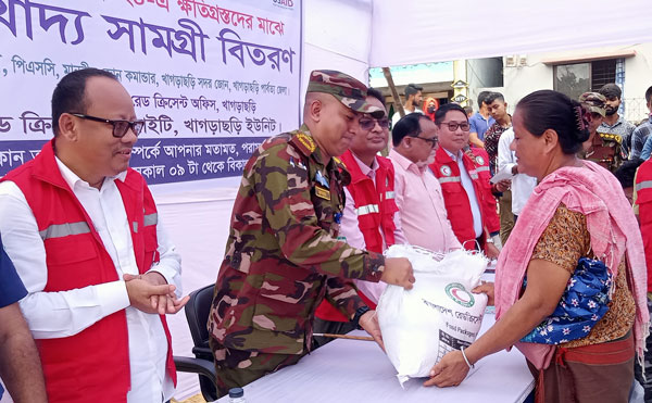 বন্যায় ক্ষতিগ্রস্ত পরিবারকে সাত দিনের খাদ্য সামগ্রী বিতরণ