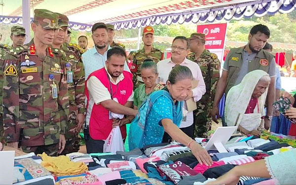 খাগড়াছড়িতে বন্যা দূর্গতদের জন্য এক টাকায় বাজার