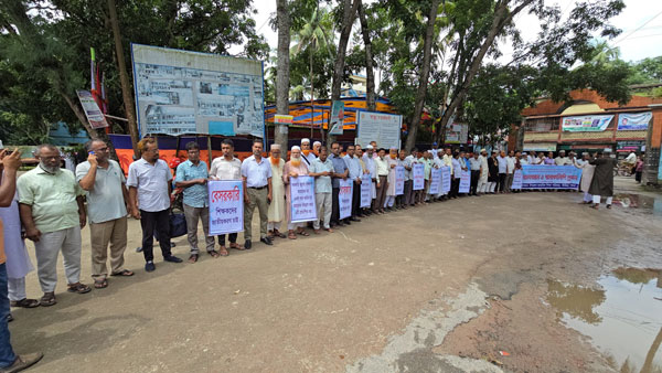 সাঁথিয়ায় মাধ্যমিক শিক্ষা জাতীয়করণের দাবিতে শিক্ষকদের মানববন্ধন