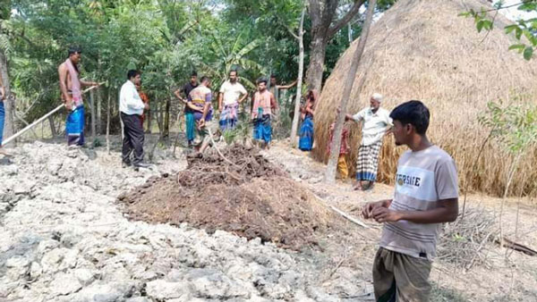 মোরেলগঞ্জে প্রতিবেশীর বসতবাড়ির সামনে গোয়ালঘর নির্মান করায় পরিবেশ নষ্ট ও নানা ভাবে হয়রানির অভিযোগ। 