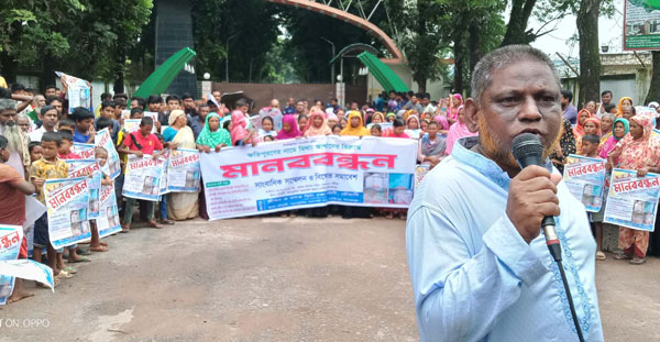 পার্বতীপুরের বড়পুকুরিয়া কয়লা খনির মেইন গেটে এলাকাবাসীর মানববন্ধন অনুষ্ঠিত হয়েছে