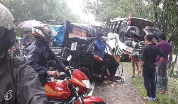 তেঁতুলিয়ায় মিনিবাস-থ্রি হুইলার সংঘর্ষে থ্রি হুইলারের চালক নিহত