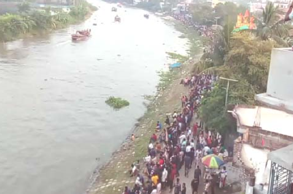 তাহেরপুর পৌরসভায় বিজয়া দশমীতে বেঁড়িবাঁধ বিনোদন কেন্দ্র ছিল দর্শনার্থীদের ভিড়