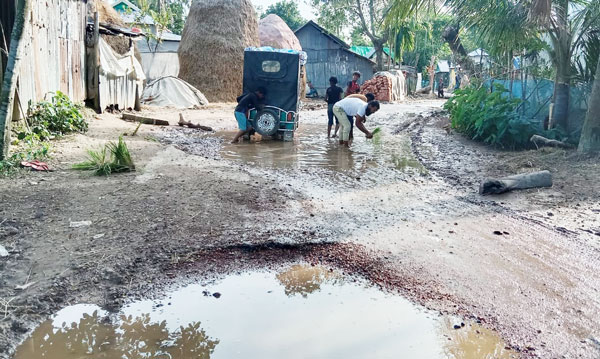 নেত্রকোনার মদনে খানা-খন্দে ভরা সড়ক : চরম দুর্ভোগে সাধারণ মানুষ