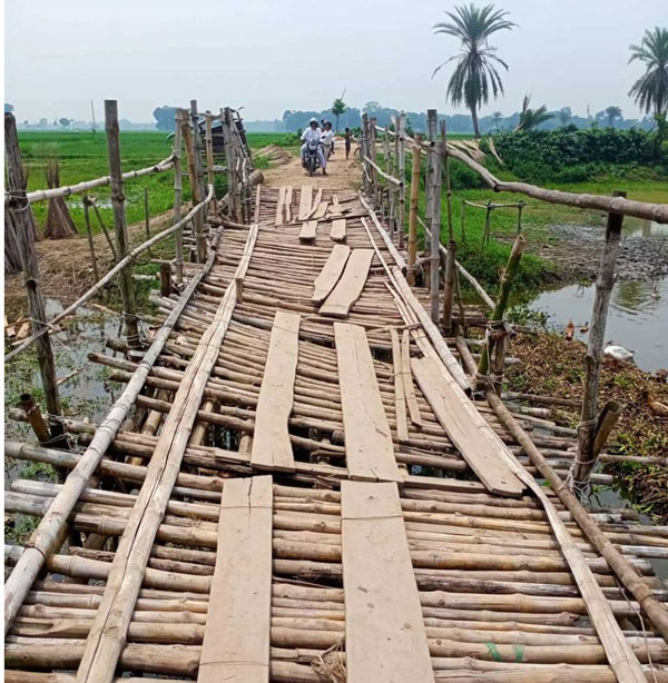 শার্শায় ১৫ গ্রামের মানুষের ভোগান্তি চরমে, বেলতা খালের উপর বাঁশ কাঠের সাঁকো পানির নীচে