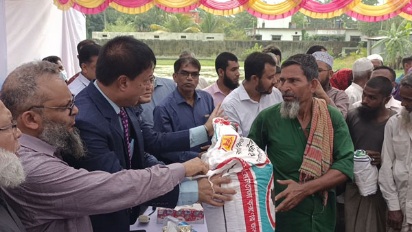 সেনবাগে বন্যায় ক্ষতিগ্রস্থদের ৫শতাধিক ডেইরী,পোল্ট্রি খামারীর মাঝে প্রাণী সম্পদ বিভাগের খাদ্য ঔষধ সামগ্রী বিতরণ