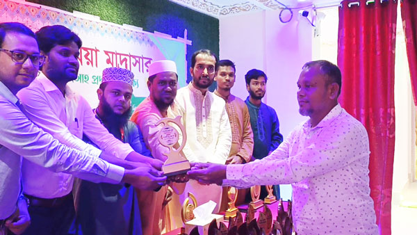 সেনবাগে সম্প্রতি ভয়াবহ বন্যায় ক্ষতিগ্রস্থদের পাশ্চে সহযোগিতা করায় শতাধিক স্বেচ্ছাসেবীকে সংবর্ধনা ও ক্রেস্ট প্রদান