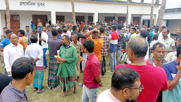 বিরলের ধর্মপুর ইউনিয়নে টিসিবি’র পণ্য বিতরণে অনিয়মের প্রতিবাদে বিতরণ কাজ সাময়িক বন্ধের পর পূণরায় চালু