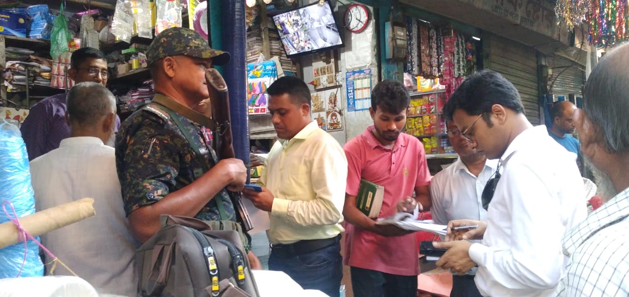 নওগাঁয় পলিথিন বিক্রির দায়ে দুই দোকানে জরিমানা