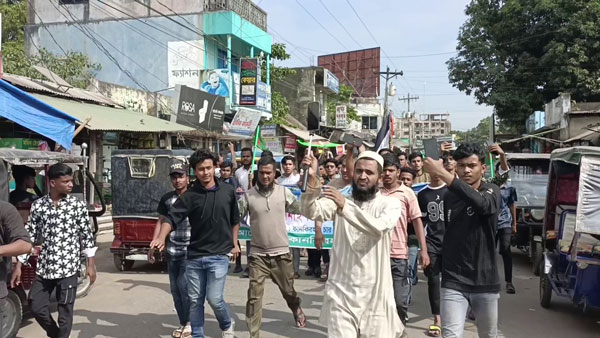 সেনবাগে ইসকনকে সন্ত্রাসী সংগঠন হিসেবে নিষিদ্ধের দাবিতে বিক্ষোভ