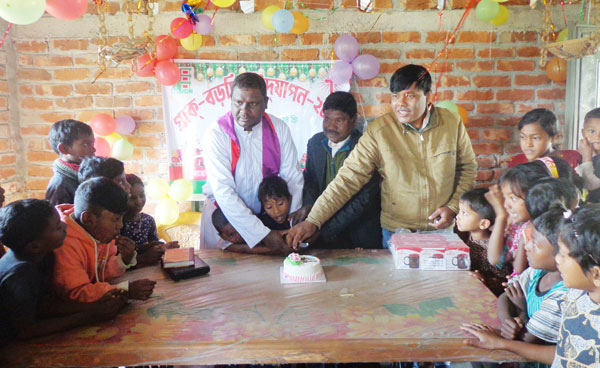 ফুলবাড়ীতে আটিস্টিক ও বুদ্ধিপ্রতিবন্ধী বিদ্যালয়ে কেক কেটে বড়দিন পালিত