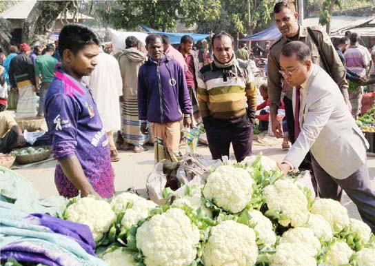 ধামইরহাটে তরকারি বাজার পরিদর্শন করলেন ইউএনও মোস্তাফিজুর রহমান