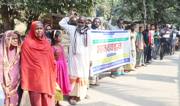 সাঁথিয়ায় ভাইয়ের জমি ভাই জোড়পূর্বক দখলের অভিযোগে মানববন্ধন