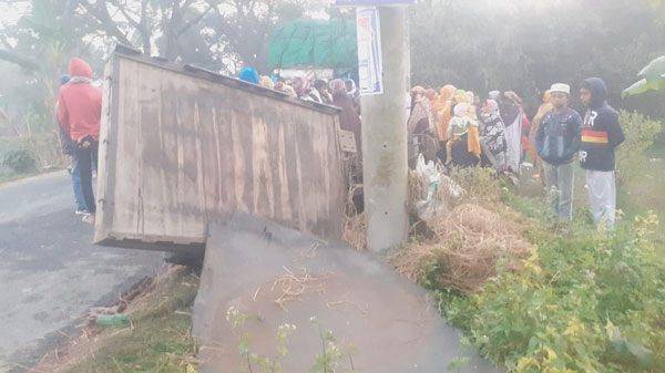 সাঁথিয়ায় করিমনকে ট্রাকের ধাক্কা, প্রাণ গেল ৩ কৃষিশ্রমিকের