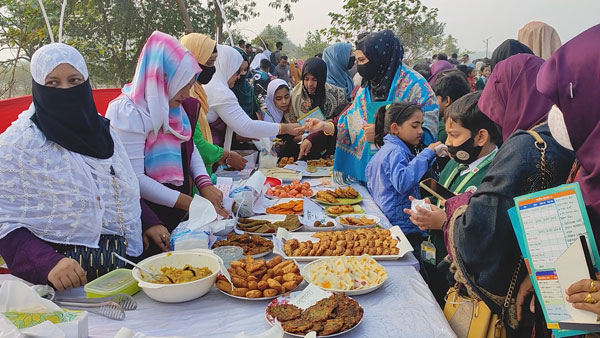 সিরাজগঞ্জে যমুনার তীরে পিঠা উৎসব