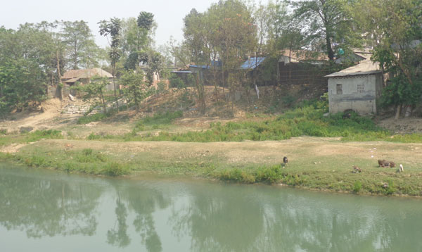 ফুলবাড়ীতে নদীতে পৌরসভার আবর্জনা ফেলায় পরিবেশ দূষণ বাড়ছে