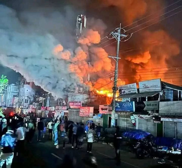 নোয়াখালী জেলা শহর মাইজদীতে ভয়াবহ অগ্নিকান্ড ১২ দোকান পুড়ে ছাঁই