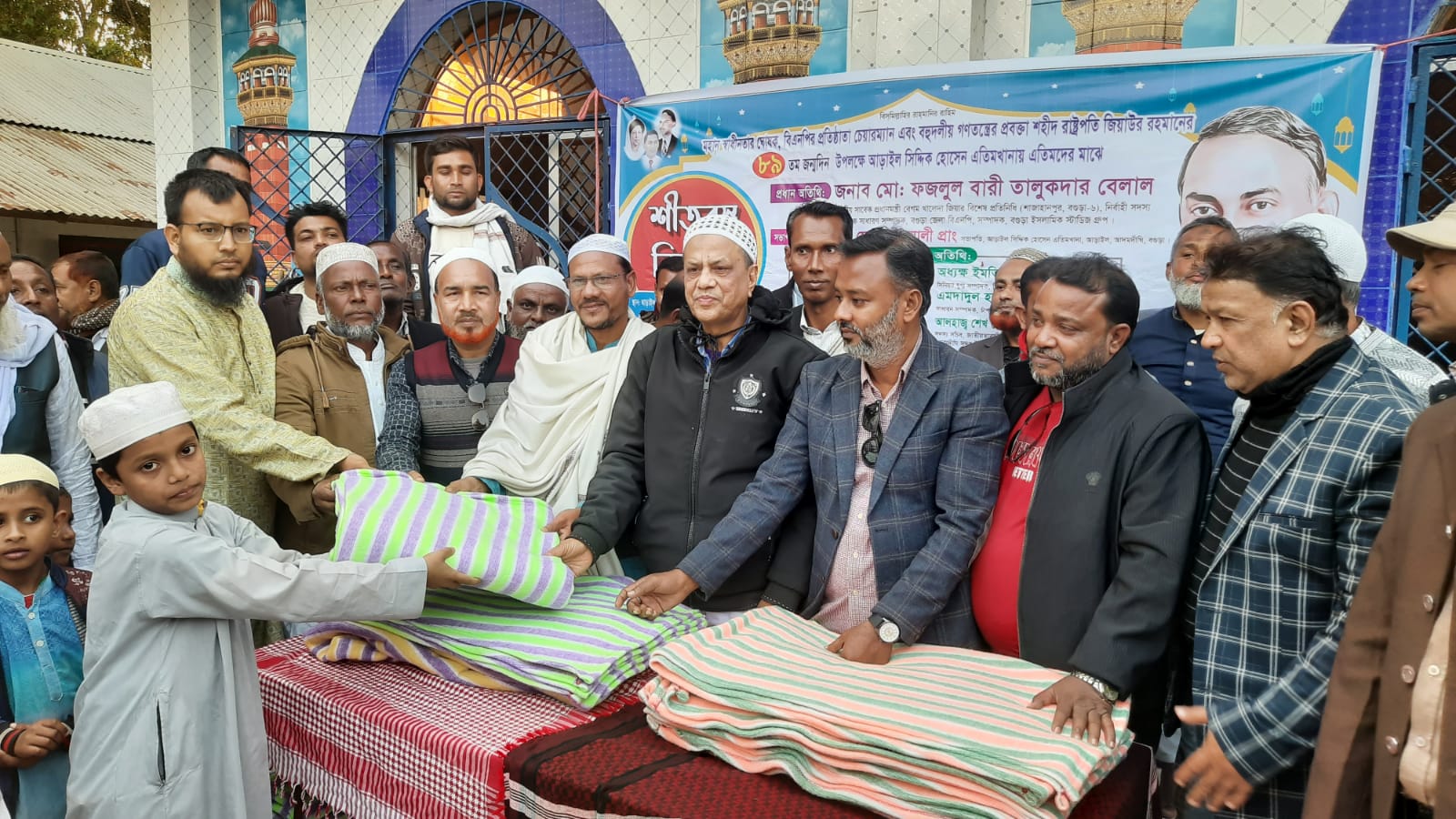 আদমদীঘির আড়াইল সিদ্দিক হোসেন এতিমখানায় শীতবস্ত্র বিতরণ